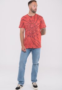 Paradiso Clothing AVENGED SEVENFOLD PENT UP DIP DYE - Print T-shirt - red