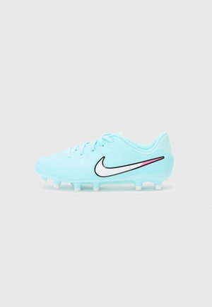 Gaiši zili futbolisti ar teksturētu virsmu, melnu Nike zīmi un rozā akcentu detaļu, ar noapaļotu purngalu un uzdurtu papēdi.