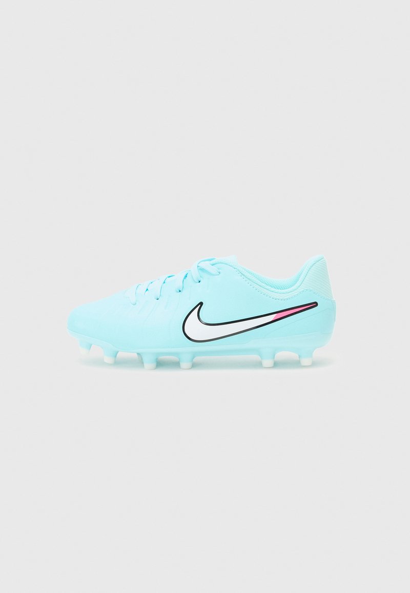 Vaaleansiniset jalkapallokengät, joissa on teksturoitu pinta, musta Nike-logon swoosh ja vaaleanpunaisia yksityiskohtia, pyöristetty kärki ja nappulapohja.