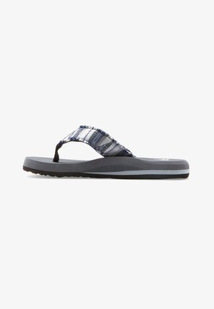 Flip-flop med en mørkegrå gummisål. Stofremmen har et blåt og hvidt stribet mønster. Flad design med en struktureret fodseng.