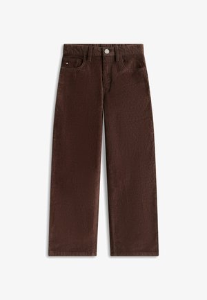 Braune Cordhosen mit geradem Schnitt, fünf Taschen und einem silbernen Knopfverschluss. Der Stoff hat eine gerippte Textur.