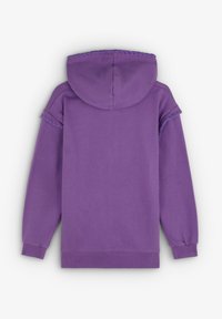 Hoodie violet avec une capuche, des manches longues et des coutures détaillées sur les poignets et le dos. Fabriqué à partir d'un tissu doux et texturé.