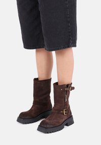 QUI-NN - Kovbojské/motorkářské kotníkové boty - dark brown
