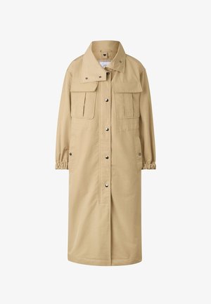 Dlouhý béžový kabát s předními druky, dvěma náprsními kapsami s klopami, bočními kapsami, elastickými manžetami a vysokým límcem.
