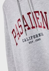 Felpa grigia con tasca a marsupio, caratterizzata da un grande testo rosso "PASADENA", un testo più piccolo "CALIFORNIA EST. 1990" e cordini sul cappuccio.