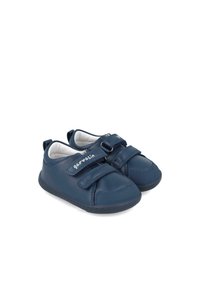 Zapatos infantiles de cuero azul marino con dos correas de Velcro, puntera redondeada y suela de goma texturizada. Presentan un forro acolchado blanco.
