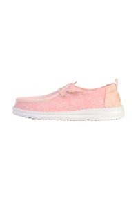 Scarpa da ginnastica rosa in tela con tomaia testurizzata, suola bianca e motivo decorativo laterale. Presenta lacci legati e una punta tonda.