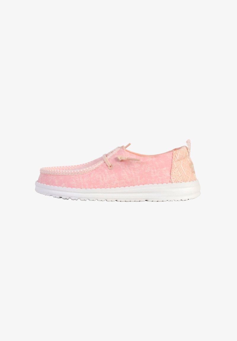 Scarpa da ginnastica rosa in tela con tomaia testurizzata, suola bianca e motivo decorativo laterale. Presenta lacci legati e una punta tonda.