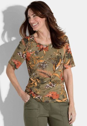Haut à imprimé floral en vert olive, avec des manches courtes et un col rond. Accentué de fleurs orange et rose et de motifs feuillus.