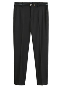 Zwarte broek met een gladde textuur, voorzien van een riem met een metalen gesp en zijzakken. Rechtonde design met een nauwsluitende pasvorm.