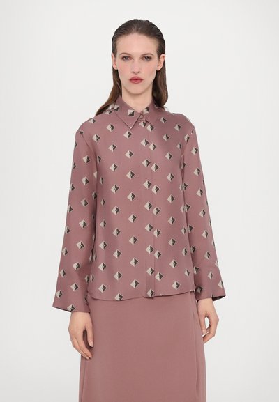 Langermet skjorte med krage i mauve stoff som har et geometrisk diamantmønster i svart og krem. Glatt tekstur, avslappet passform.