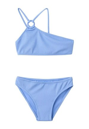 Maillot de bain deux pièces bleu clair avec un haut à une épaule doté de doubles bretelles et d'un détail anneau circulaire, accompagné d'un bas de bikini assorti.