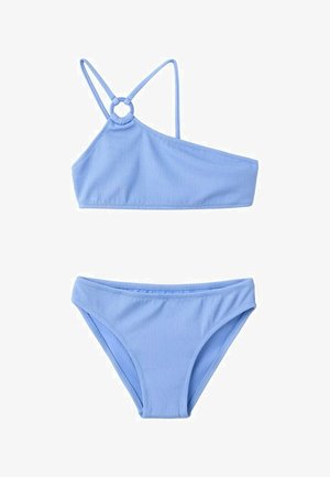 Maillot de bain deux pièces bleu clair avec un haut à une épaule doté de doubles bretelles et d'un détail anneau circulaire, accompagné d'un bas de bikini assorti.