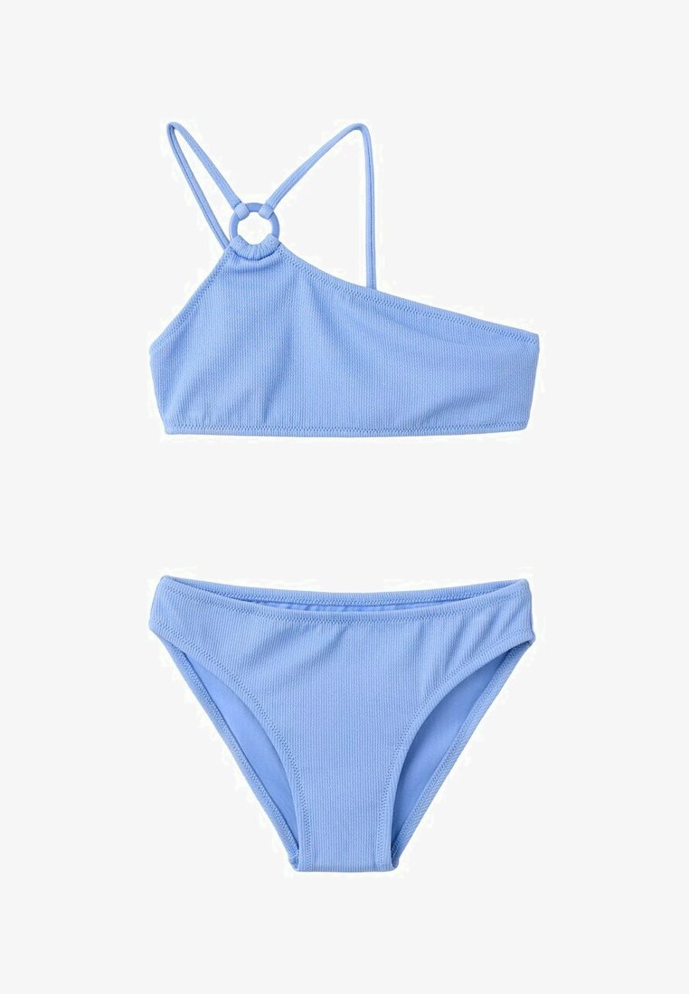 Maillot de bain deux pièces bleu clair avec un haut à une épaule doté de doubles bretelles et d'un détail anneau circulaire, accompagné d'un bas de bikini assorti.