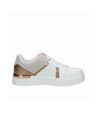 Sneaker bianco con pannelli in mesh testurizzato, dettagli in oro rosa e una spessa suola bianca. Presenta una punta arrotondata e un design classico con lacci.