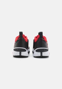 Nike Performance TEAM HUSTLE D 11 - Kosárlabdacipők - black/university red/white