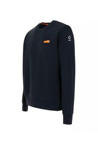 Pullover blu scuro con collo rotondo, polsini e bordo a costine. Presenta un accento arancione sul petto e un logo sulla manica. Texture morbida.