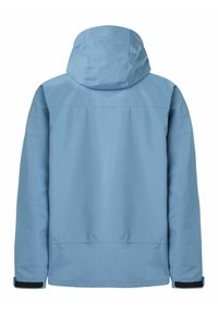 Šviesiai mėlyna neperšlampama striukė su kapišonu. Yra tiesus kirpimas, elastiniai rankogaliai ir lygi tekstūra. Galinėje pusėje nematyti jokių logotipų ar raštų.