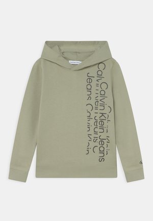 Felpa con cappuccio verde oliva con tasca a marsupio, polsini e orlo a costine, con testo nero che mostra "Calvin Klein Jeans" lungo un lato.