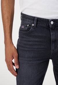 Tommy Jeans DAD REGULAR - Jeans Tapered Fit - denim black