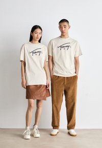 Tommy Jeans SIGNATURE TWIST TEE UNISEX - Camiseta estampada - newsprint