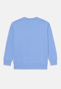 Sweatshirt bleu clair à manches longues, col rond et poignets et ourlet côtelés. Tissu doux et design minimaliste avec une texture lisse.