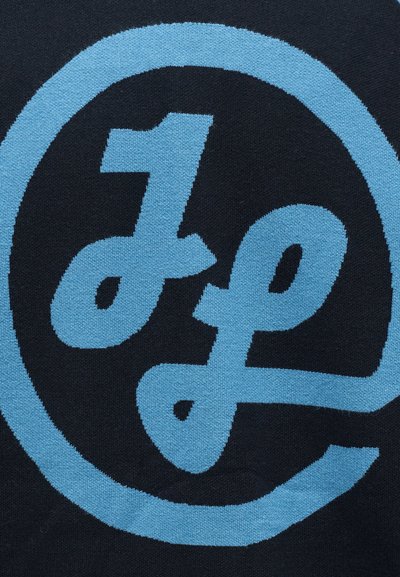 Μπλε στυλιζαρισμένα πεζά γράμματα "j" και "l" μέσα σε κύκλο μπλε χρώματος σε σκουρόχρωμο υφασμάτινο φόντο.