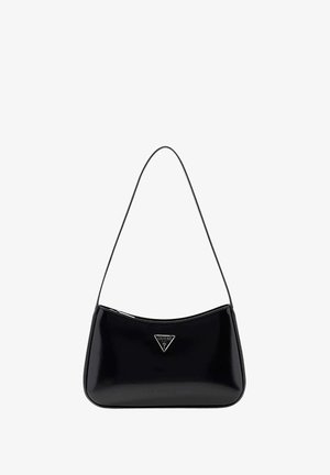 Sort skuldertaske i laklæder med trekantet Guess-logo på forsiden og en tynd strop.