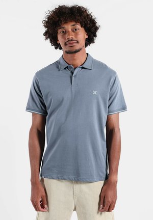 Polo gris à manches courtes avec col, présentant un petit logo sur la poitrine, fabriqué en coton doux avec un design uni.