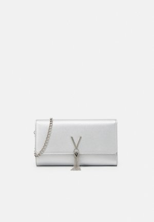 Clutch bag argento con finitura texture, dotata di tracolla a catena e decorazione a nappina con dettaglio hardware a "V" sul davanti.