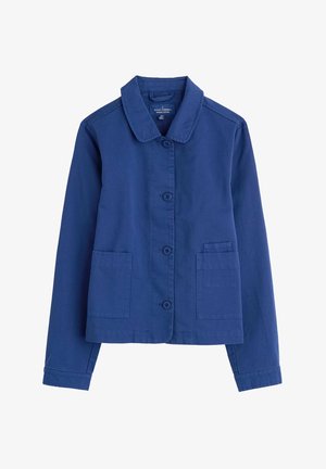 Chaqueta de algodón azul con cuello, botones frontales y dos bolsillos de parche. Presenta mangas largas y una textura suave.