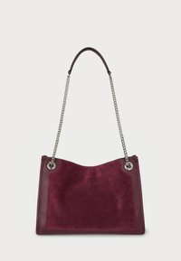 Burgunderfarbene Handtasche aus Wildleder mit glatter Textur, ausgestattet mit einem Kettenriemen und runden Metallakzenten an den Griffen.