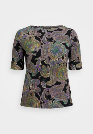 Camiseta negra de manga corta con un patrón de cachemira multicolor en tonos púrpura, verde y dorado, con un escote redondo.