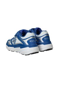 Sportieve schoenen met een blauw en zilver ontwerp, bovenwerk van mesh, gevoerde kraag en rubberen buitenzool met opvallende branding op de hiel.