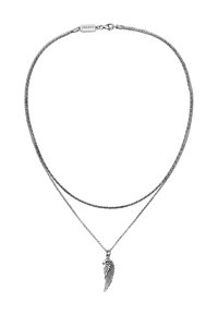 Collana d'argento a doppio filo con catena texturizzata e pendente a forma di ala con un dettagliato design delle piume, che presenta una finitura lucida e brillante.