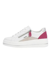 Sneaker bianca con suola plataforma, caratterizzata da un accento in pelle rosa, pannello in suede beige e una cerniera metallica sul lato.