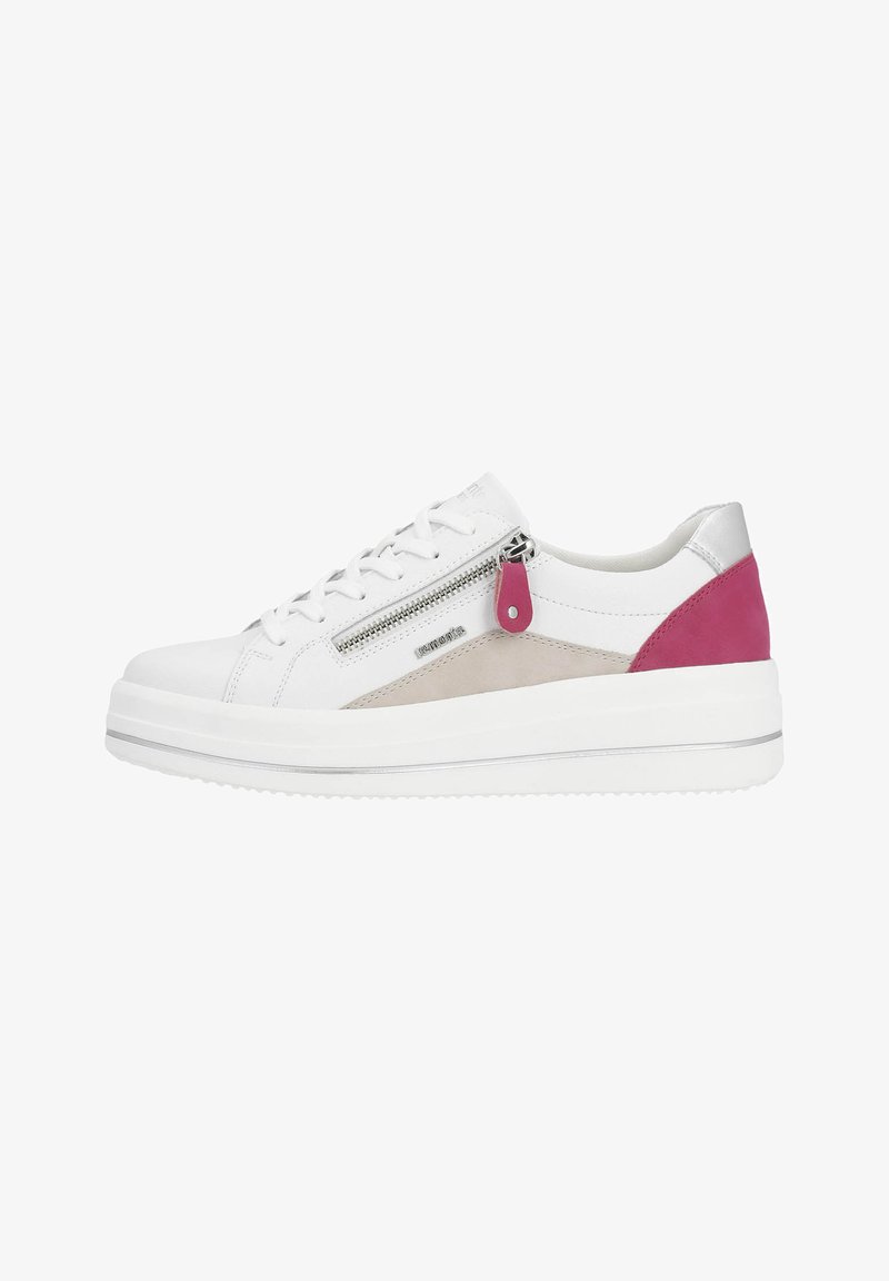 Sneaker blanche avec une semelle compensée, présentant un accent en cuir rose, un panneau en suède beige et une fermeture éclair métallique sur le côté.