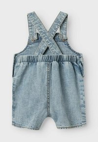 Jeans overall v svetlo modri barvi, z nazaj prekrižanimi naramnicami, z nabranim pasom in kratkimi hlačnicami. Gladka tekstura z zabrisanimi detajli in brez okrasnih elementov.