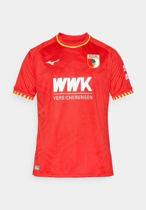 Rotes Sporttrikot mit kurzen Ärmeln, rundem Ausschnitt, strukturiertem Muster, gelben Akzenten an den Bündchen und bedruckten Logos auf der Vorderseite und den Ärmeln.