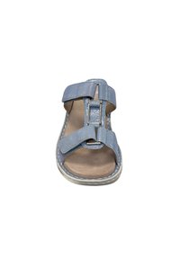 Blauwe synthetische sandaal met twee verstelbare banden, textuur oppervlak en een gevoerde binnenzool. Heeft een witte zool en metallic accenten.