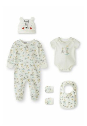 Biały zestaw ubranek dla niemowląt z nadrukami zwierząt z safari, w skład którego wchodzi czapka z uszami niedźwiedzia, pajacyk z zakrytymi stopami, body z krótkim rękawem, rękawiczki i śliniak.
