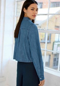 Next CROPPED  - Blúzka so zapínaním na gombíky - mid blue denim