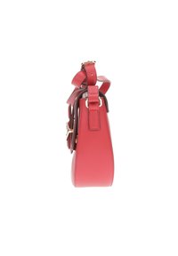 Borsa a tracolla rettangolare in pelle rossa con finitura texturizzata, dotata di dettagli in metallo dorato e tracolla regolabile. Profilo laterale liscio.