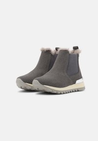 Botas tobilleras grises hechas de material texturizado con un cuello de piel sintética, paneles laterales elásticos y una suela de goma blanca con un acento plateado.