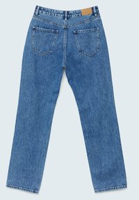 Jeans de mezclilla azul con un diseño de pierna recta, cinco bolsillos y una etiqueta beige en la cinturilla, con una textura desgastada y bordes limpios.