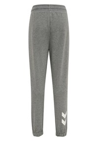 Szare dresy wykonane z miękkiego materiału, o tapered designie i elastycznych mankietach, z białym wzorem w chevron w dolnej części nogawki.