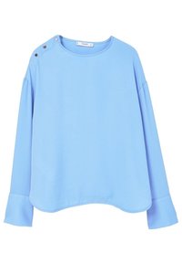 Lyseblå langærmet bluse lavet af glat stof med rund halsudskæring og dekorative knapper på venstre skulder. Buet kantdesign.