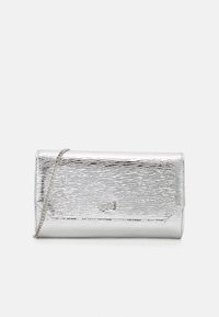 Borsa a pochette argentata con texture, dotata di una piccola tracolla a catena e di un logo discreto sulla patta anteriore, posizionata su uno sfondo bianco semplice.