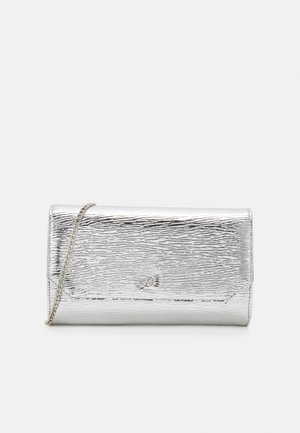 Bolso de mano plateado texturizado con una pequeña correa de cadena y un discreto logo en la solapa delantera, sobre un fondo blanco liso.