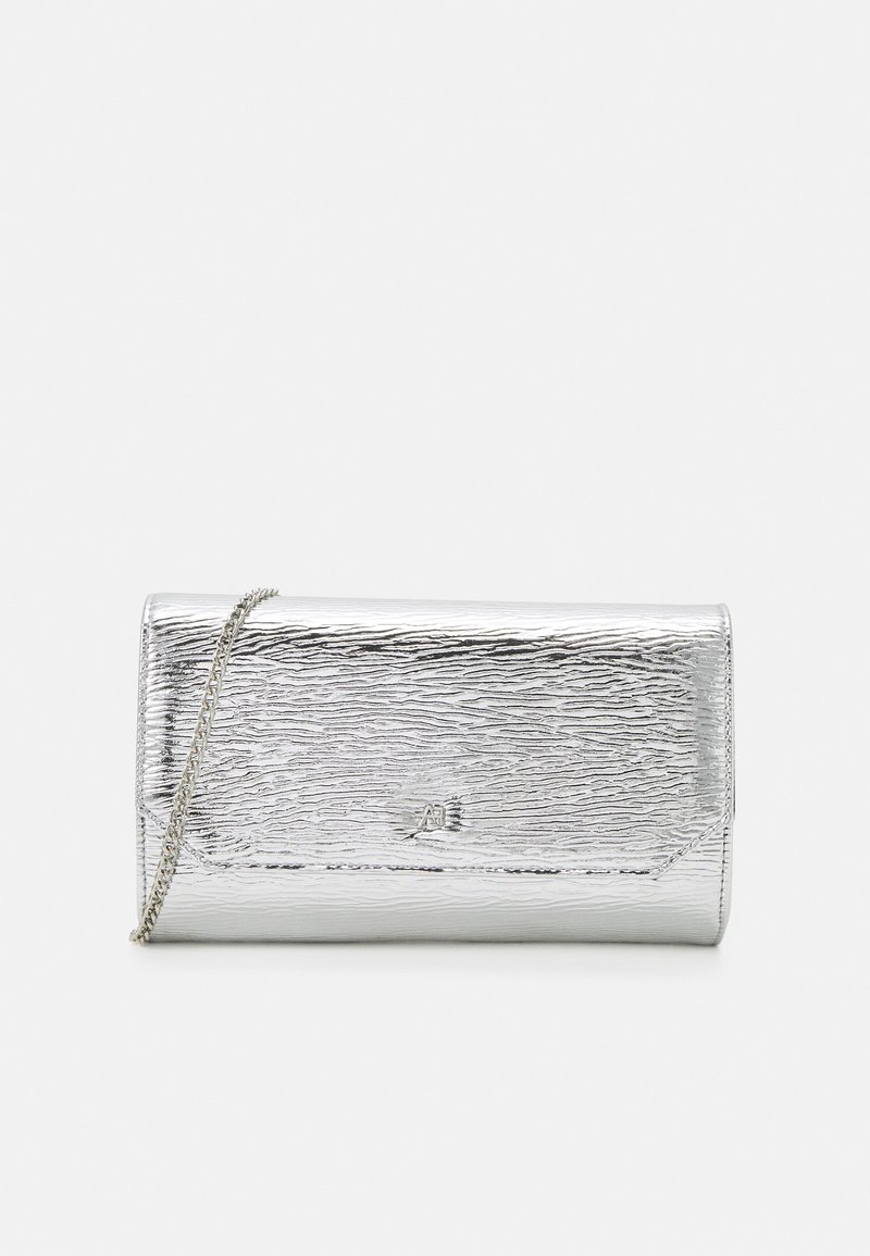 Borsa a pochette argentata con texture, dotata di una piccola tracolla a catena e di un logo discreto sulla patta anteriore, posizionata su uno sfondo bianco semplice.